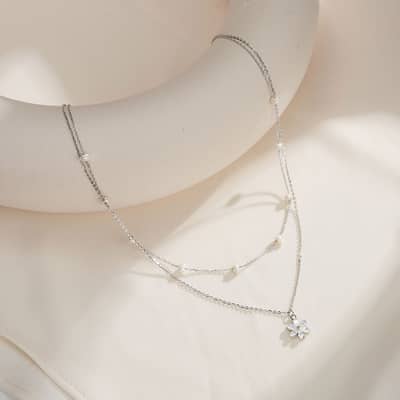 Double Layered Pearl Necklace Flower Pendant detail 1