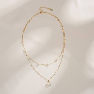 Double Layered Pearl Necklace Flower Pendant detail 4