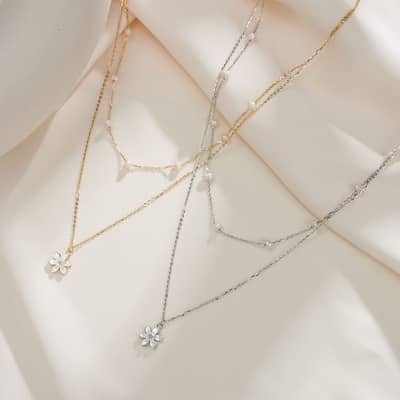 Double Layered Pearl Necklace Flower Pendant detail 5