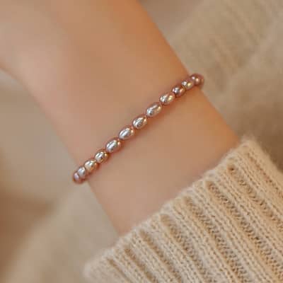 14K Gold Plated Minimalist Pearl Beaded Bracelet With White Purple Freshwater Pearls detail 2