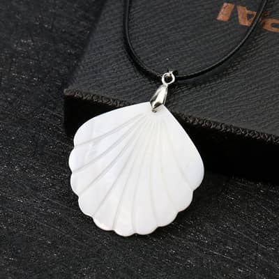 White Mother-of-Pearl Fan Cowry Shell Pendant Necklace Summer detail 1