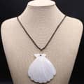 Natural Freshwater Black & White Shell Pendant Necklace Scallop Flower Pattern Gift 2
