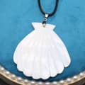 Natural Freshwater Black & White Shell Pendant Necklace Scallop Flower Pattern Gift 3