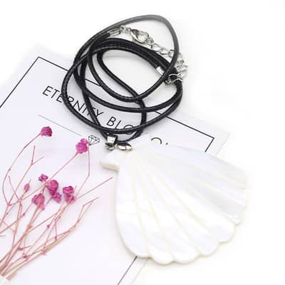 Natural Freshwater Black & White Shell Pendant Necklace Scallop Flower Pattern Gift detail 5
