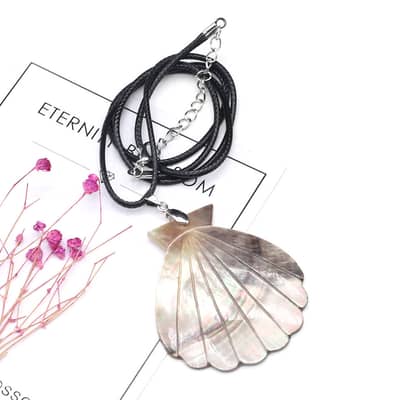 Natural Freshwater Black & White Shell Pendant Necklace Scallop Flower Pattern Gift detail 6