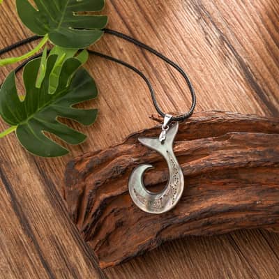Mother Of Pearl Maori Fish Hook Pendant With Turtle And Monstera Leaf Shell PU Leather String Hawaiian Necklace detail 5