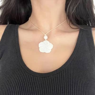 Natural Shell Choker Necklace With Stainless Steel Plum Blossom Pendant detail 1