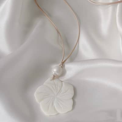 Natural Shell Choker Necklace With Stainless Steel Plum Blossom Pendant detail 3