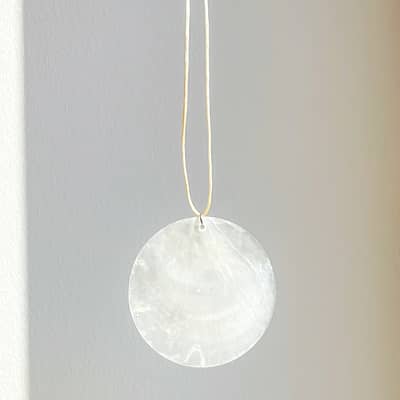 Big White Round Mother-of-Pearl Pendant Necklace Summer Beach detail 3