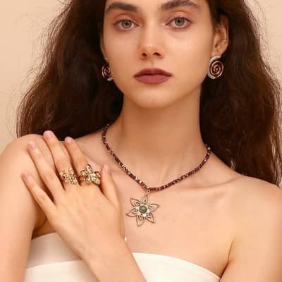 INS Style Petal Pendant Handmade Natural Stone Necklace Stainless Steel Plated 18K Gold Necklace detail 2