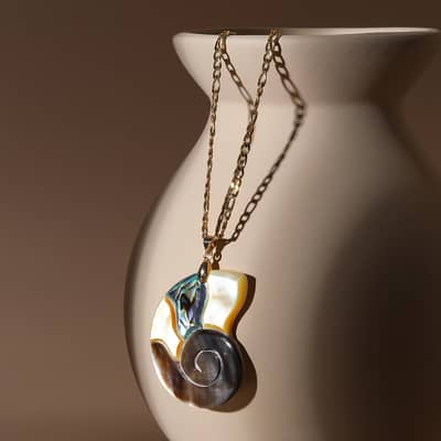Luxury Natural White Yellow Shell Abalone Pendant Claw Setting Inlay Gold Plated Copper Chain Necklace detail 2