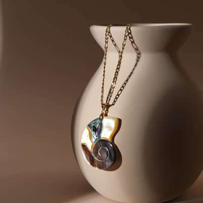Luxury Natural White Yellow Shell Abalone Pendant Claw Setting Inlay Gold Plated Copper Chain Necklace detail 5