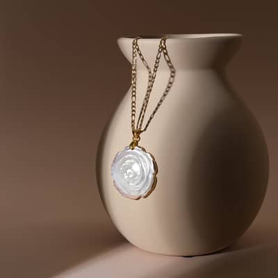 Elegant Natural White Shell Flower Pendant Necklace Silver Gold Copper Chain Daily Jewelry detail 1