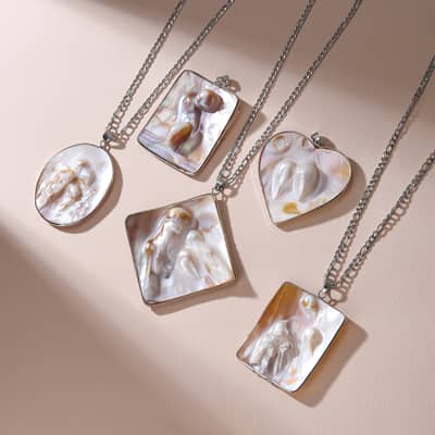 Elegant Romantic Multi-Shape Freshwater Pearl Pendant Necklace Natural Copper Inlay Claw Setting detail 1