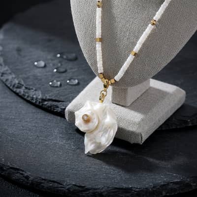 Summer Boho Natural White Shell Bead Necklace With Spiral Conch Shell Pendant Adjustable Beach Vacation detail 1