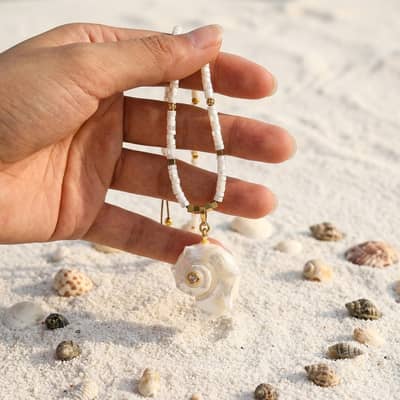 Summer Boho Natural White Shell Bead Necklace With Spiral Conch Shell Pendant Adjustable Beach Vacation detail 2