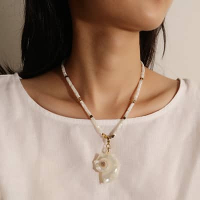 Summer Boho Natural White Shell Bead Necklace With Spiral Conch Shell Pendant Adjustable Beach Vacation detail 3
