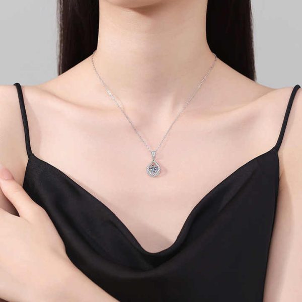 New Arrival Fashionable 925 Sterling Silver Moissanite Pendant Water Drop 1 Carat D Color Moissanite Necklace for Women