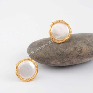 WX1205 Natural Round Pearl Earrings Women Wire Earrings Stud
