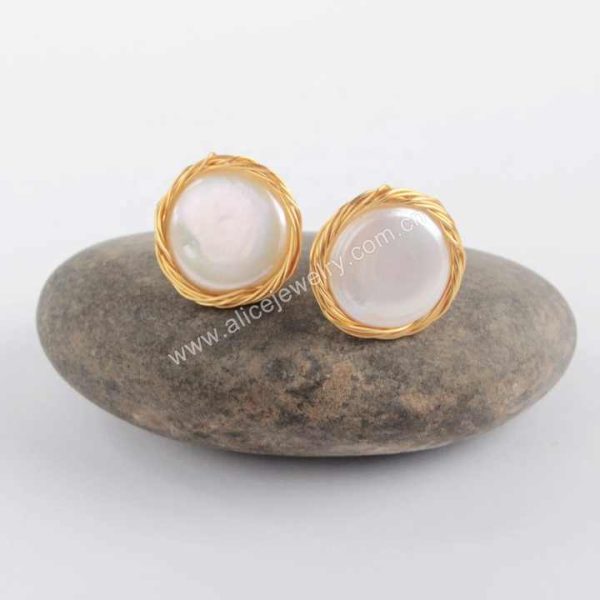 WX1205 Natural Round Pearl Earrings Women Wire Earrings Stud